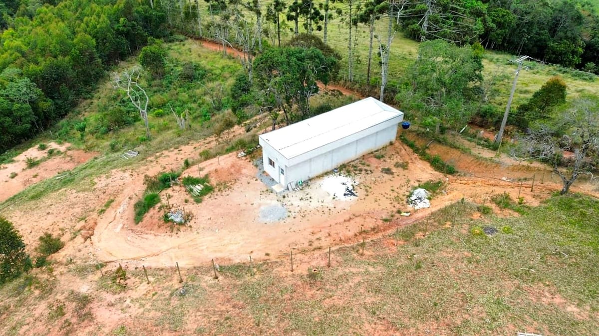 Vista aérea da casa e da área terraplanada ao redor