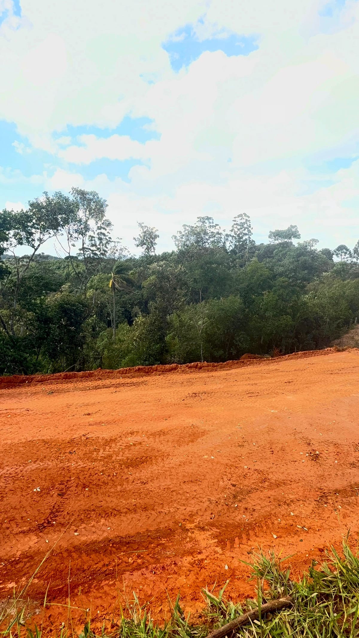 Terraplanagem executada com acesso interno até o platô