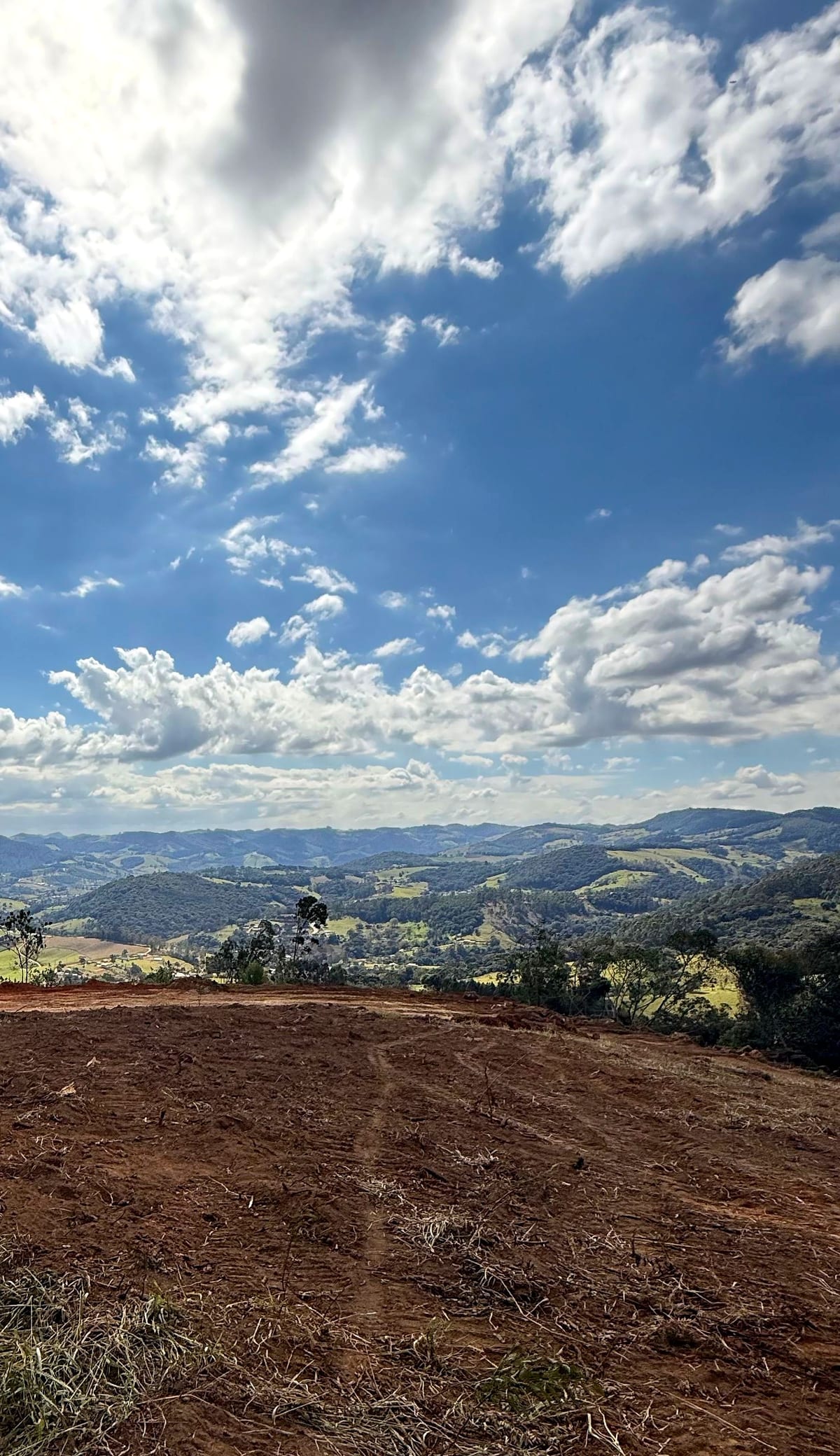 Platô terraplanado no ponto mais alto do terreno, com vista panorâmica sobre o vale