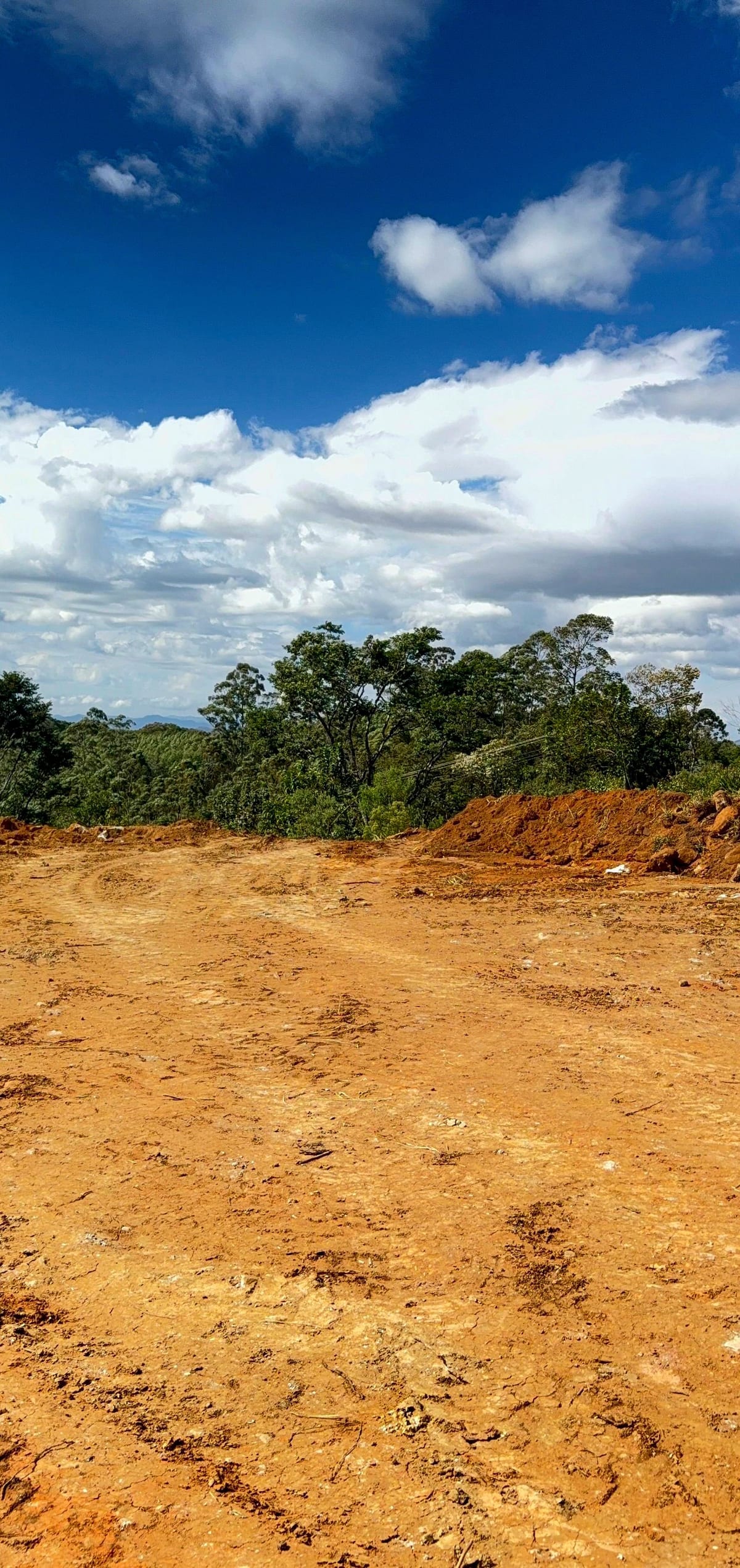 Platô nivelado no ponto mais alto, com vista aberta sobre o vale