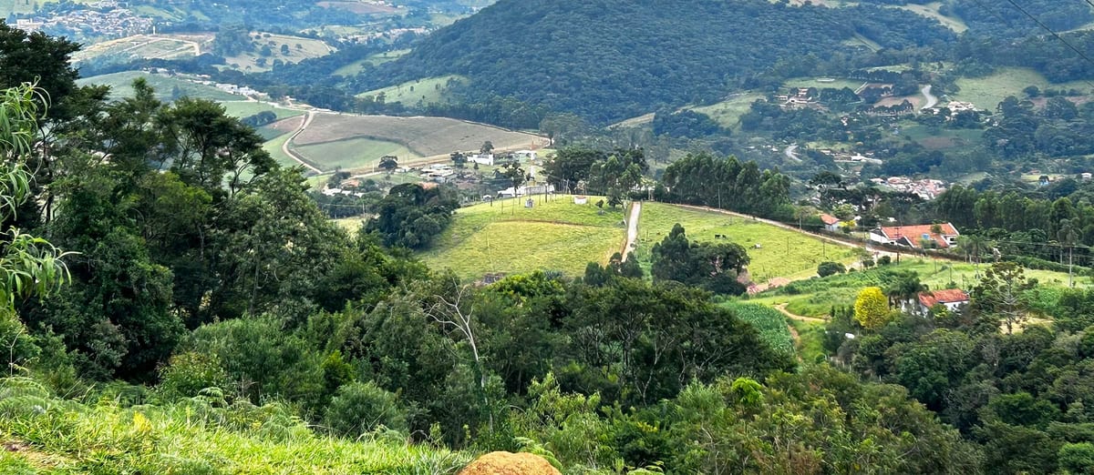 Vista do alto sobre o vale e as propriedades vizinhas