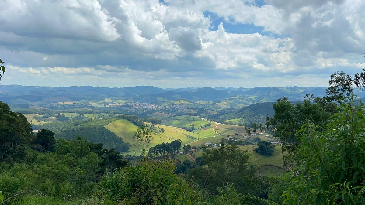 Vista ampla do vale e das montanhas da Serra da Mantiqueira