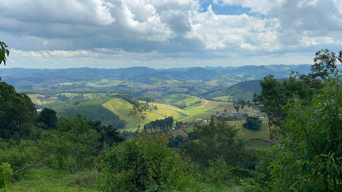 Vista do vale com a cidade de Pedra Bela ao fundo, a partir do terreno
