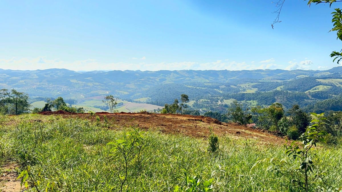Vista das montanhas em dia claro de inverno, a partir do platô do terreno