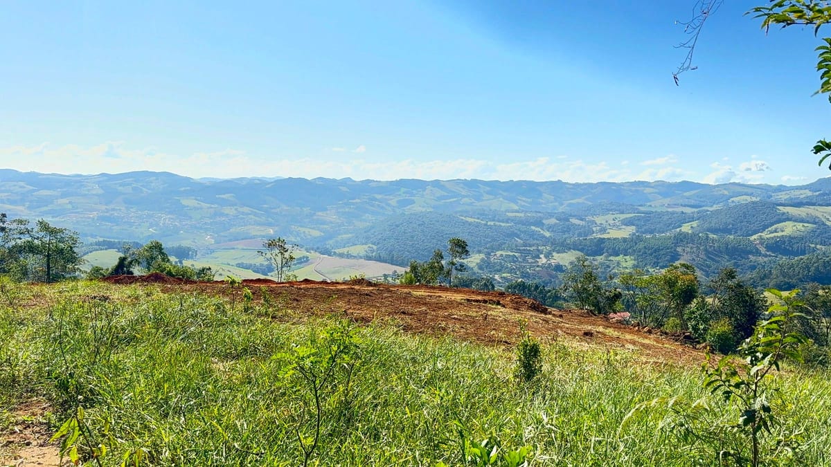 O platô terraplanado com a vista aberta das montanhas ao fundo