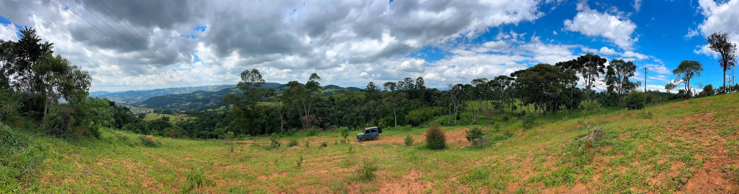Vista panorâmica de 180° a partir do Alto das Pitangueiras, com o vale e as montanhas da Serra da Mantiqueira ao fundo